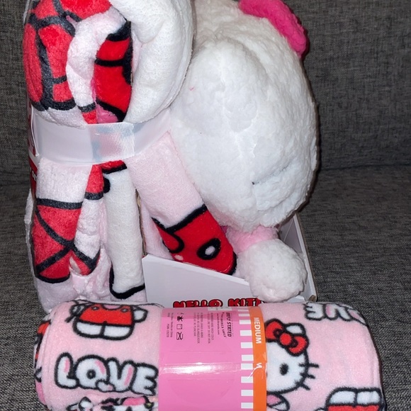 Hello Kitty Valentines Day Cozy Bundle - Picture 4 of 9